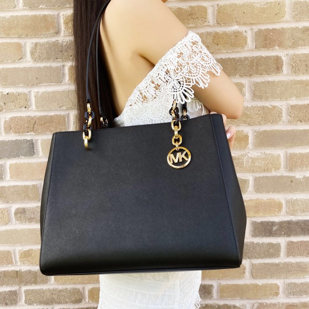 Gaby’sBags💕Michael Kors 👜 Large Tote - Picture 3 of 3